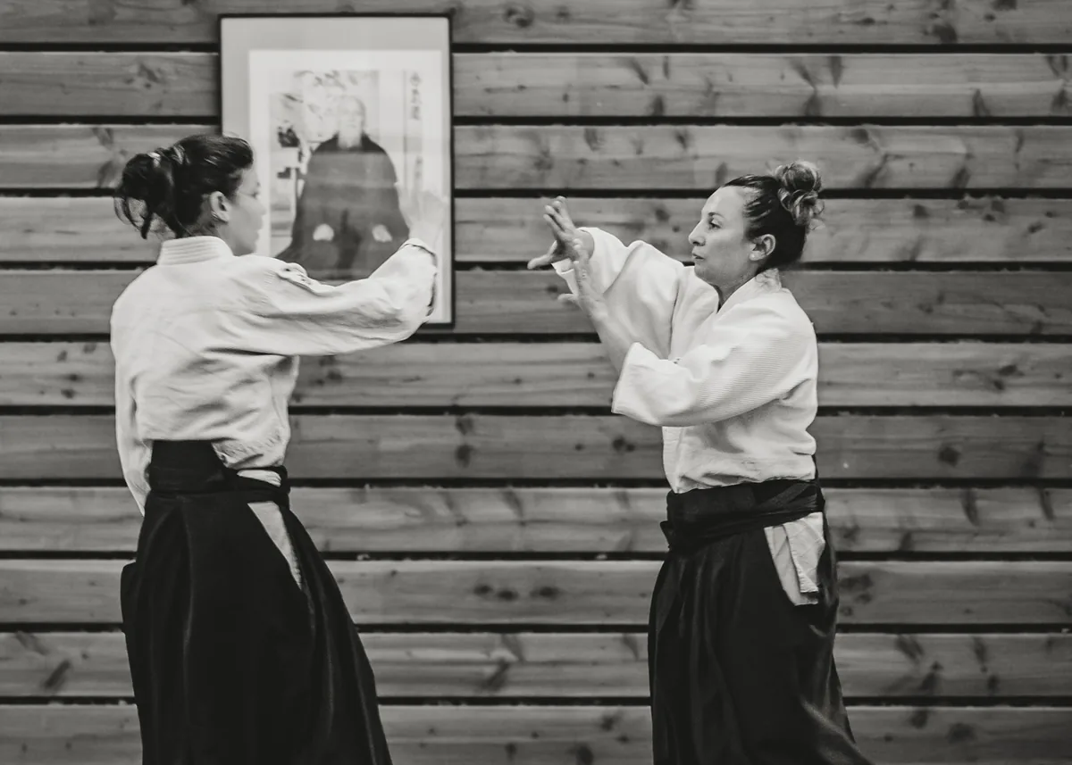 Démonstration d'aïkidokas devant le portrait de Maître Ueshiba
