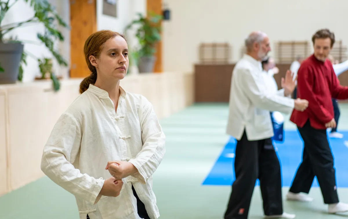 Élève en pratique du Tai Chi au Dojo Dardilly